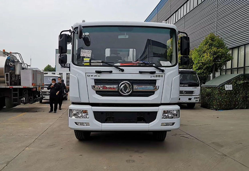 東風(fēng)D9瀝青灑布車(chē)正面