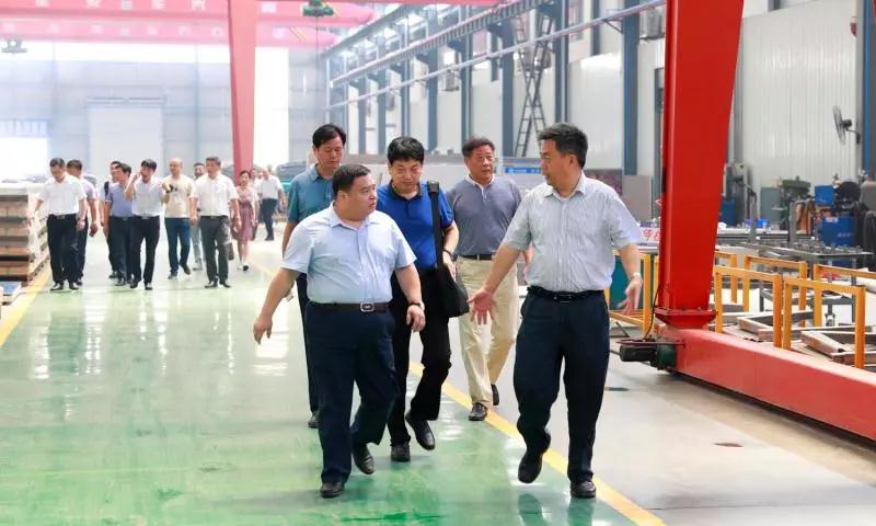 華菱星馬集團(tuán)劉漢如董事長(zhǎng)蒞臨程力汽車集團(tuán)商務(wù)考察暨洽談戰(zhàn)略合作項(xiàng)目